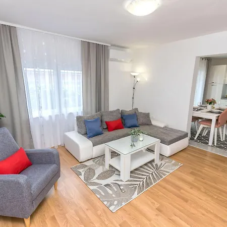 Kati Apartment Split